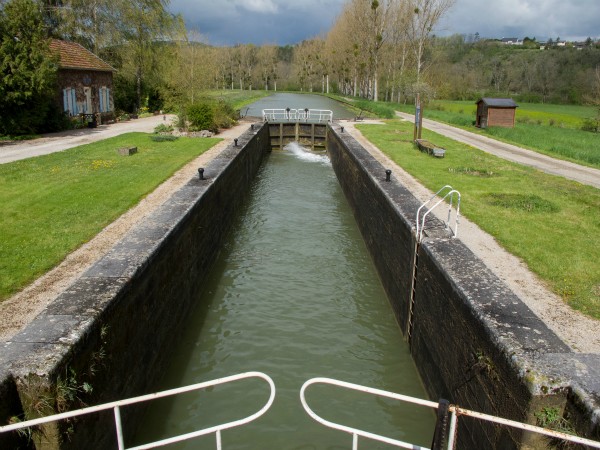 Een sluis in het Canal de Bourgogne
